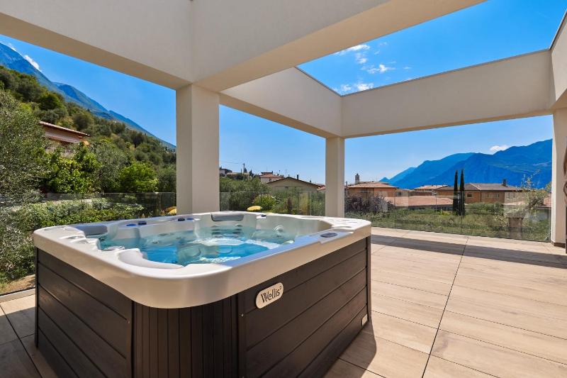 Deluxe Double or Twin Room with Spa Bath image 4
