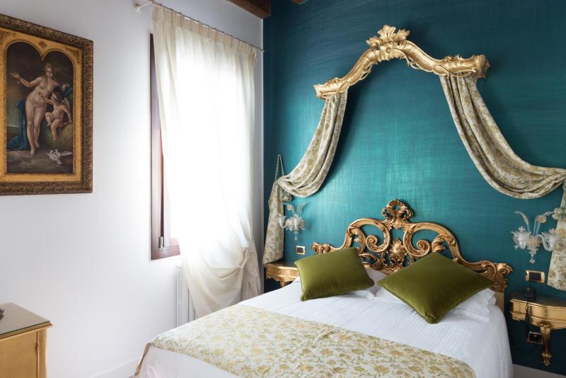 Superior Double Room image 3