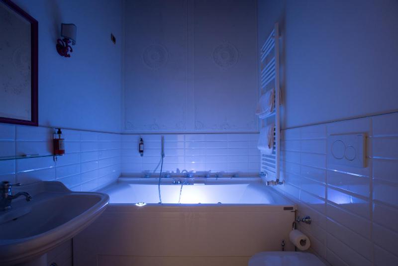 Junior Suite with Spa Bath image 4