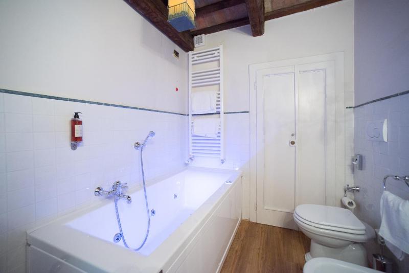 Deluxe Room with Spa Bath image 3