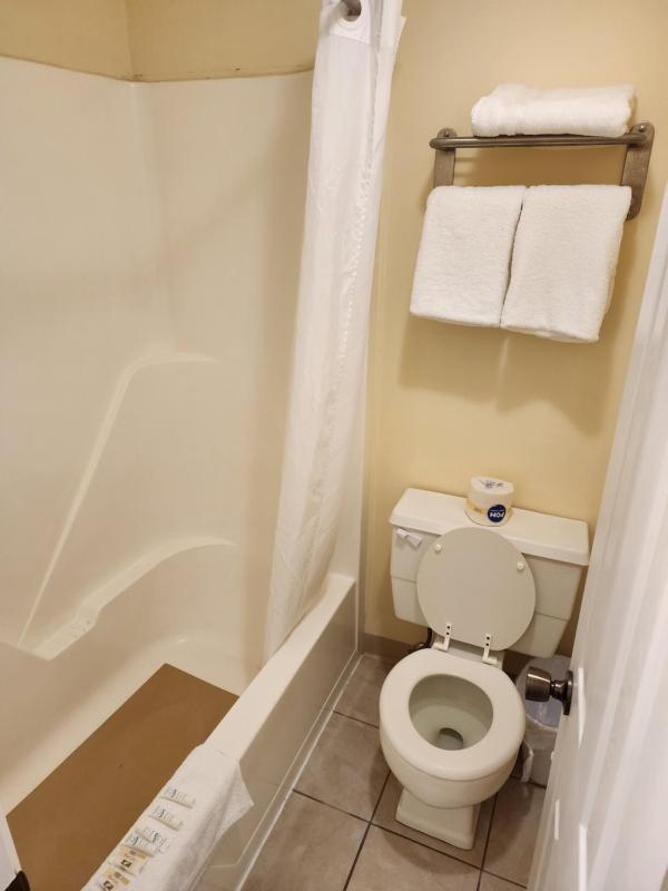 Standard Queen Room image 4