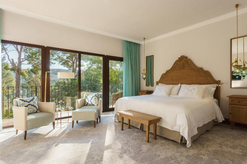 Classic Terrace Queen Room with Balcony and Garden View  image 1