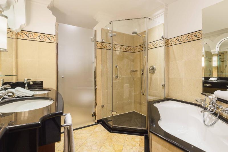 Classic Terrace Queen Room with Balcony and Garden View  image 2