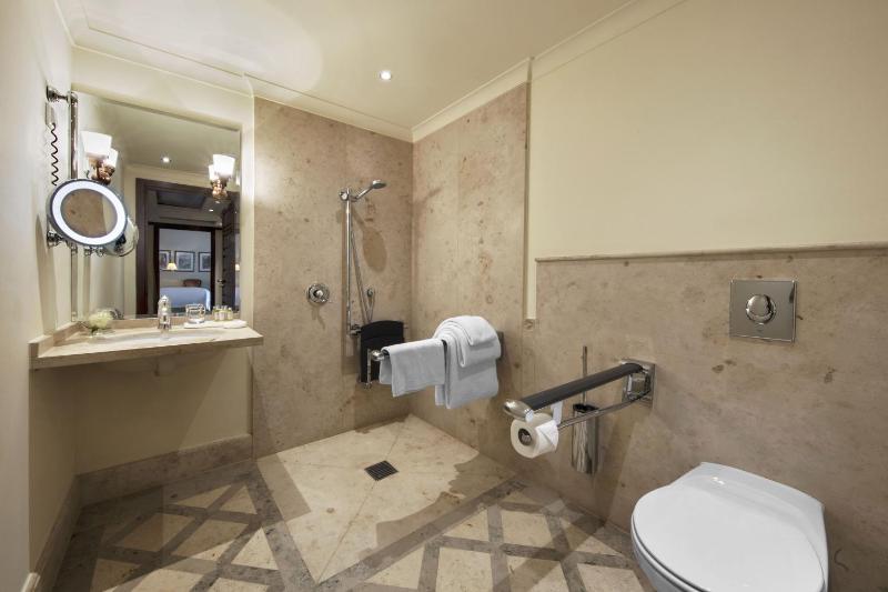 Classic Queen Room with Garden View image 2