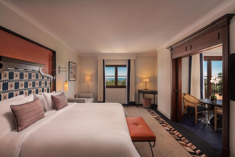 Deluxe King Suite with Balcony and Sea View image 1