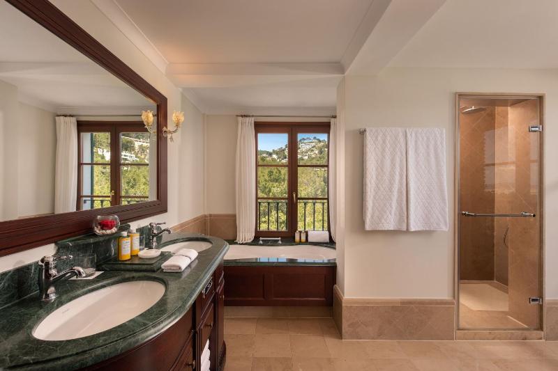 Deluxe King Suite with Balcony and Sea View image 2