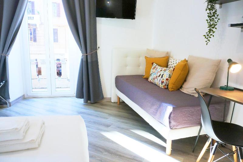 Deluxe Double Room with Balcony image 4