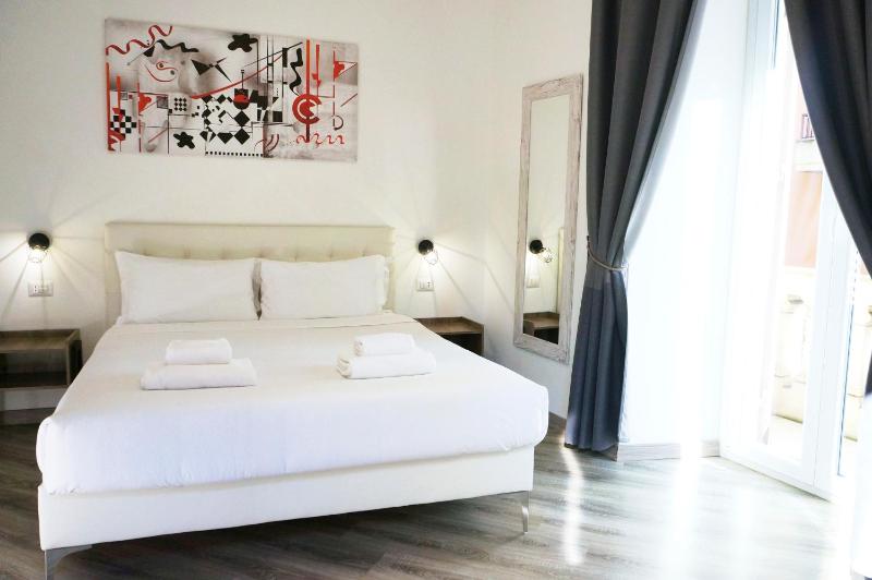 Deluxe Double Room with Balcony image 3