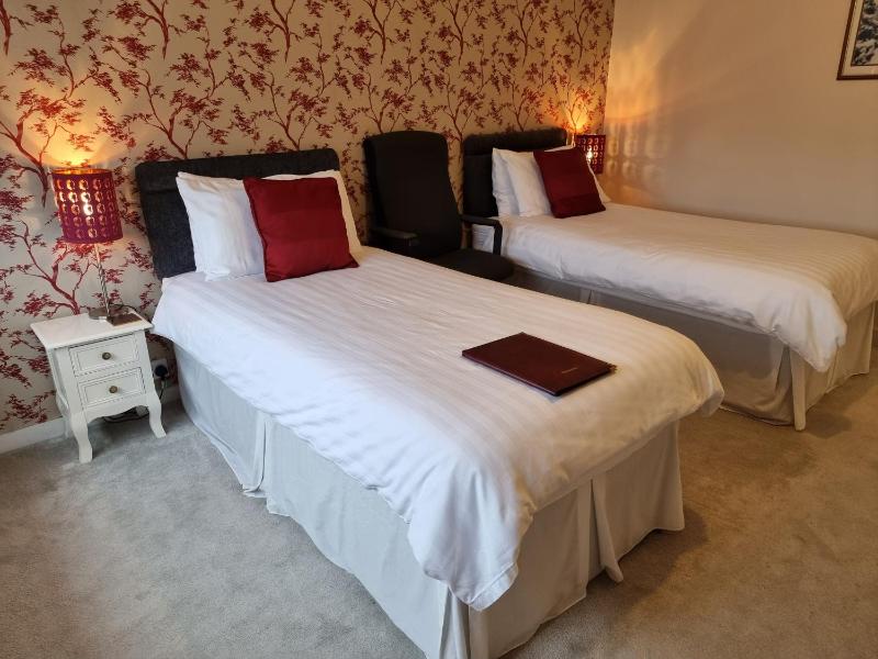 Twin Room with Private External Bathroom image 4