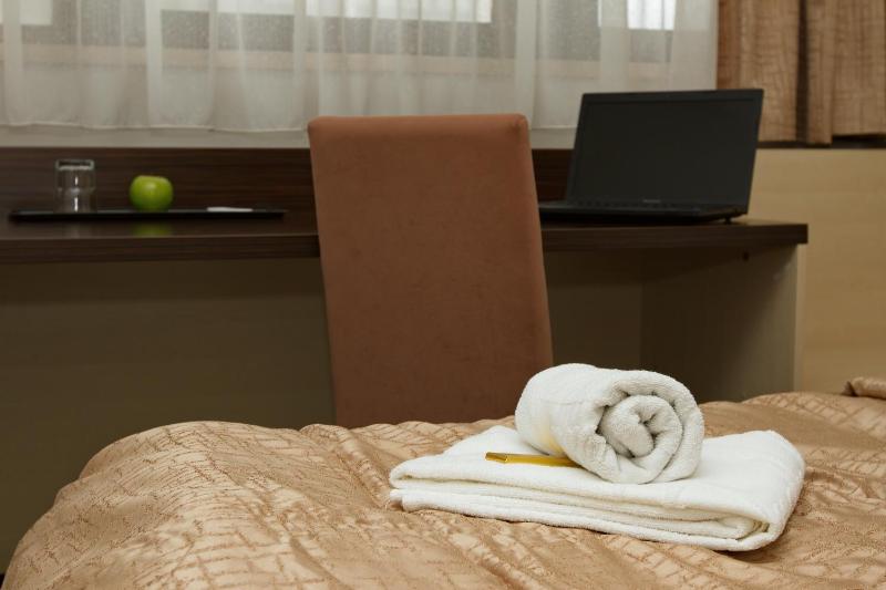 Twin Room image 4