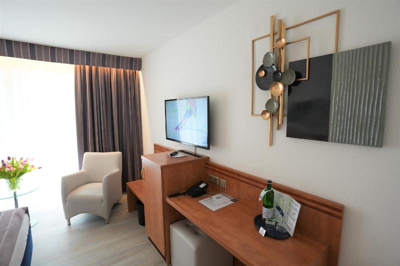 Standard Double Room with Garden View image 3