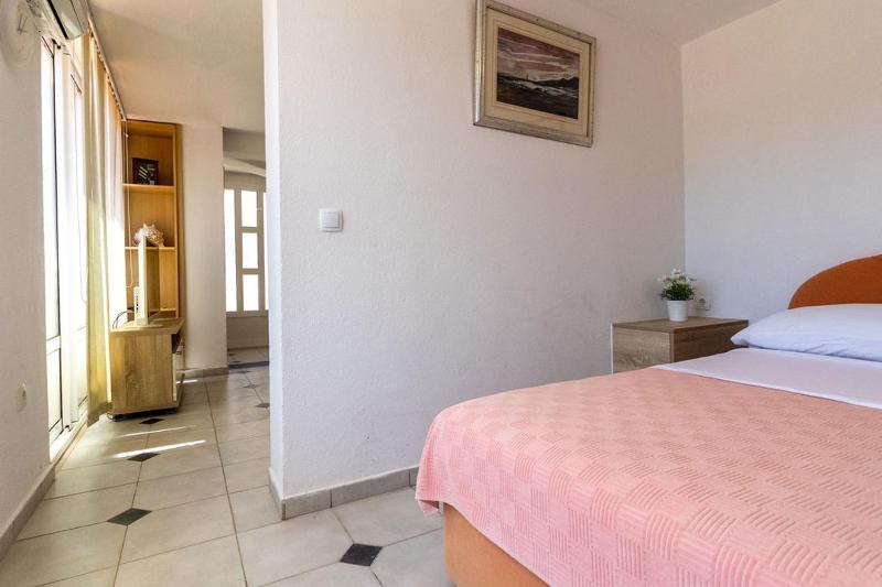 King Studio with Sofa Bed image 4