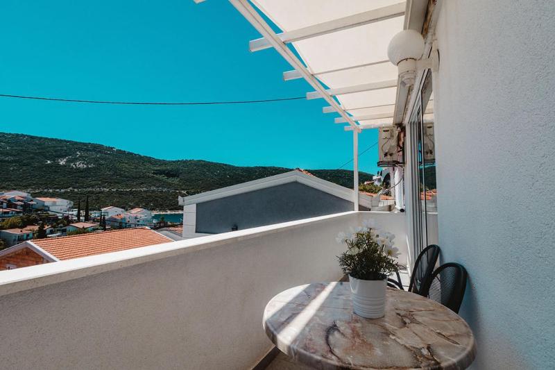 King Studio with Sofa Bed image 3