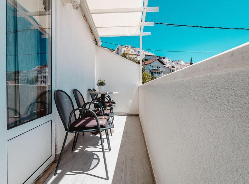 King Studio with Sofa Bed image 2