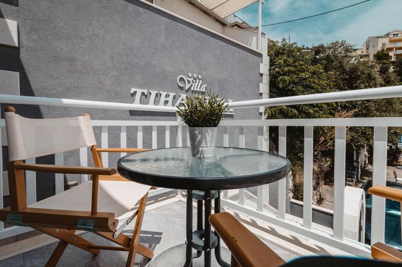 King Studio with Sofa Bed image 2