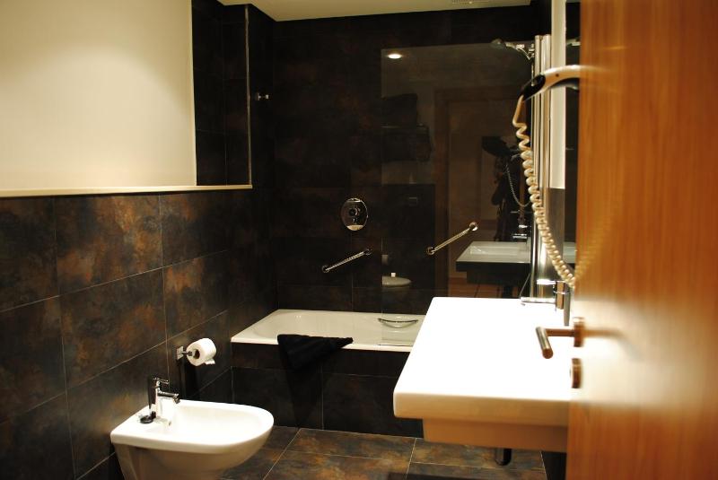 Economy Twin Room image 1