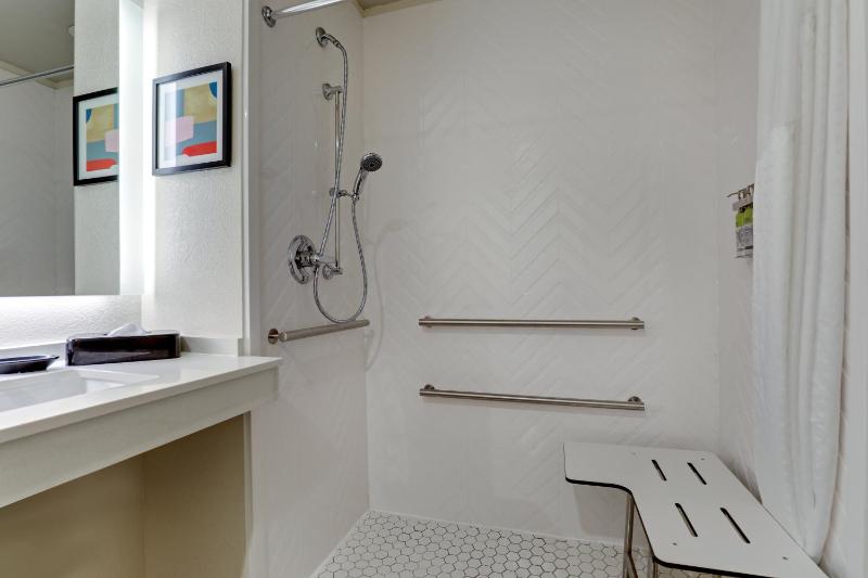 King Room - Mobility Access/Roll in Shower - Non-Smoking