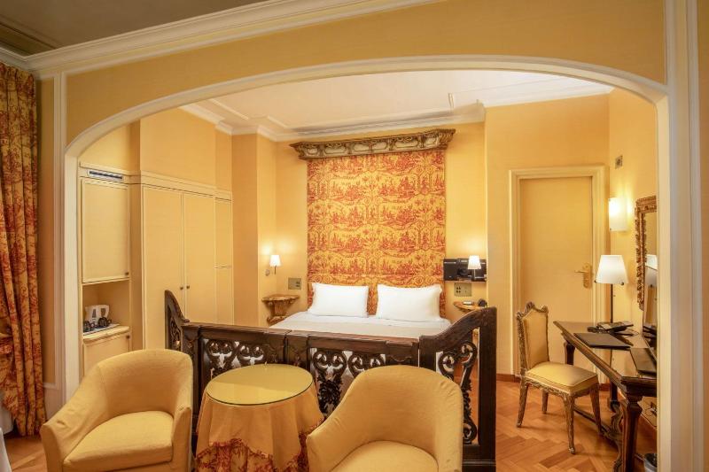 Standard Family Room with One Queen Bed and Two Single Beds - Non-Smoking image 1