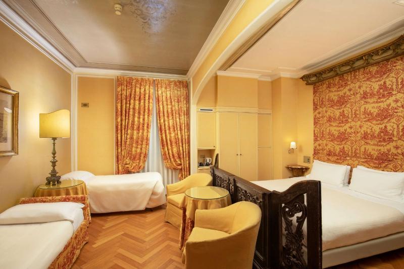 Standard Family Room with One Queen Bed and Two Single Beds - Non-Smoking image 3