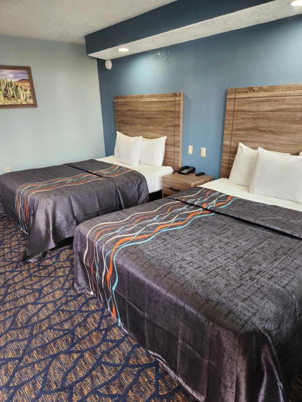 Queen Room with Two Queen Beds - Smoking image 4