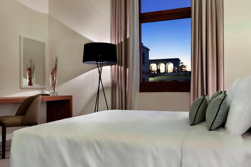 Deluxe Double Room image 3