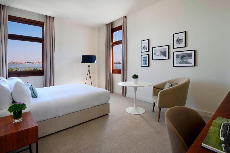 Deluxe Double Room image 1
