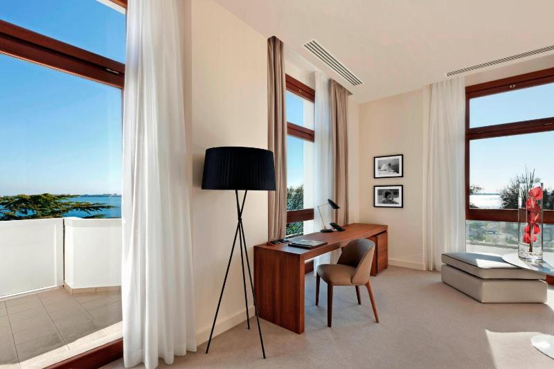 Deluxe Double Room image 4