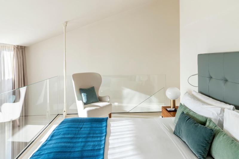 La Maisonette Loft Suite with Private Pool - Split Level image 3