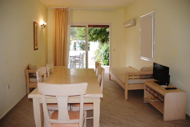 Family Room with Garden View image 3