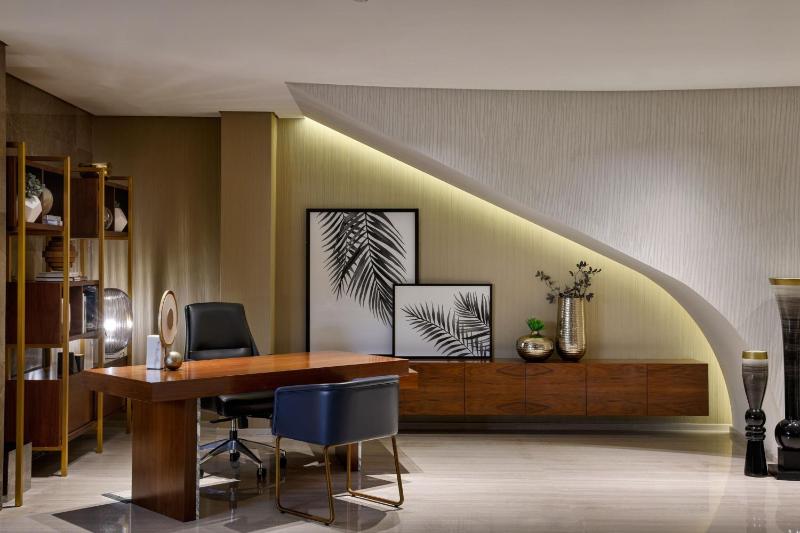 Royal Suite,  Executive Lounge Access, Afternoon Tea, Happy Hours and Airport Transfers, 1 King, Garden view