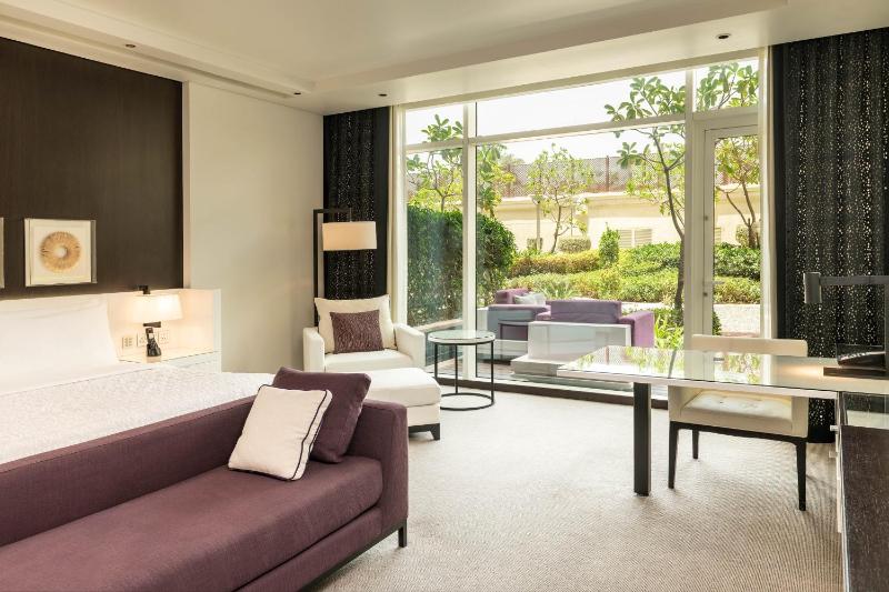 Le Royal Club Room, Larger Room, with Executive Lounge Access image 3