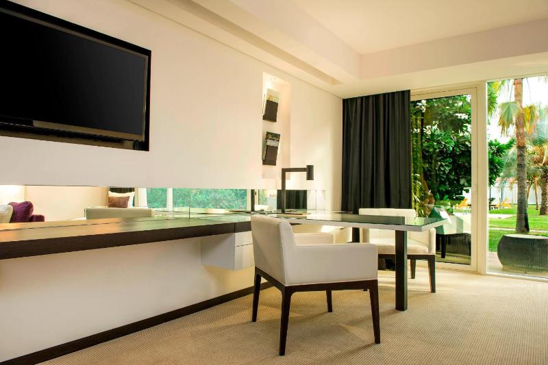 Le Royal Club Room, Larger Room, with Executive Lounge Access image 4