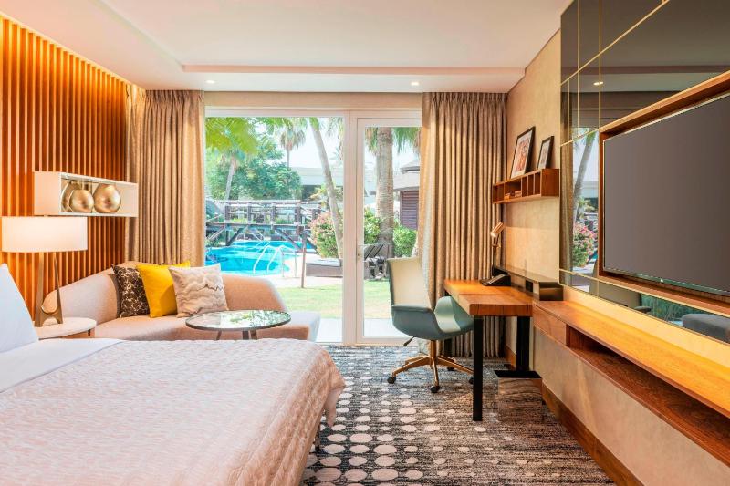 Superior Guest Room, Pool View, with Direct Pool Access image 4