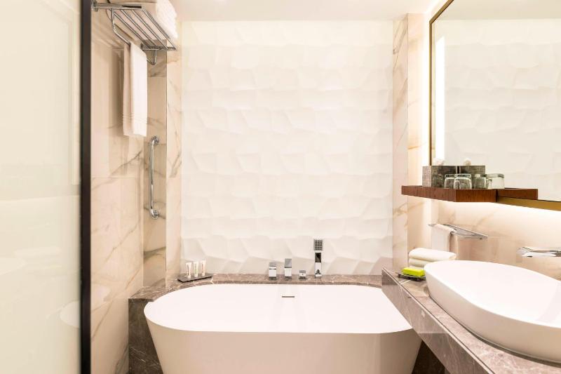 Superior Guest Room, Pool View, with Direct Pool Access image 3