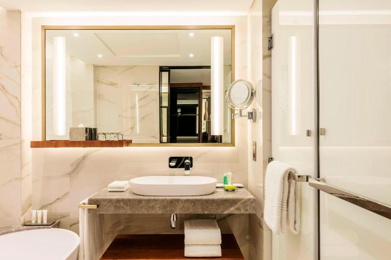 Superior Guest Room, Pool View, with Direct Pool Access image 2