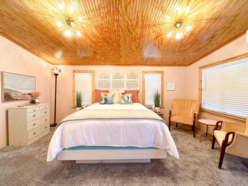 Deluxe Queen Room image 1