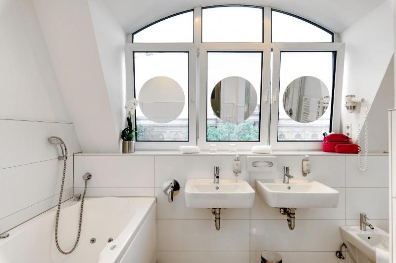 Junior Suite with One Double Bed image 2