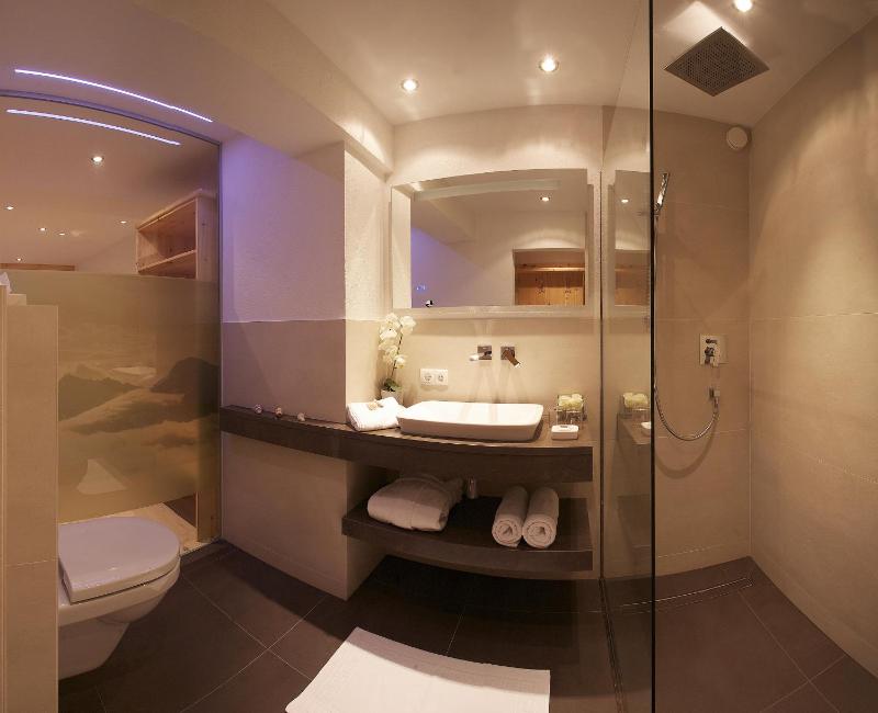 Superior Double Room with Balcony image 2