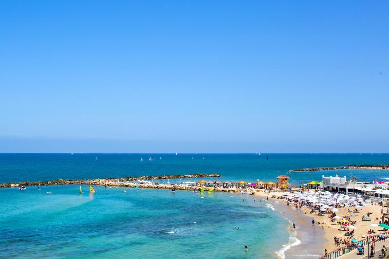 Amazing Sea view APT with parking at Royal Beach - By Beach Apartments TLV - image 8