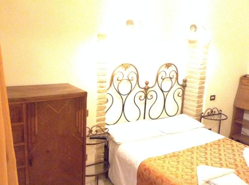Budget Double Room image 4