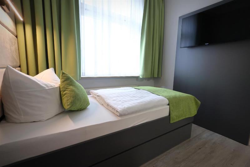 Single Room with Lake View image 3