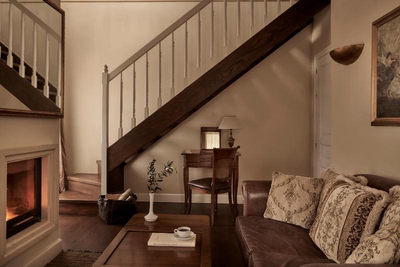  Suite with Fireplace and Partial Sea View - Split Level image 1