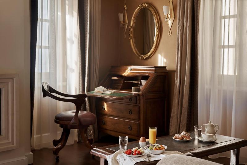 Deluxe Double Room image 3
