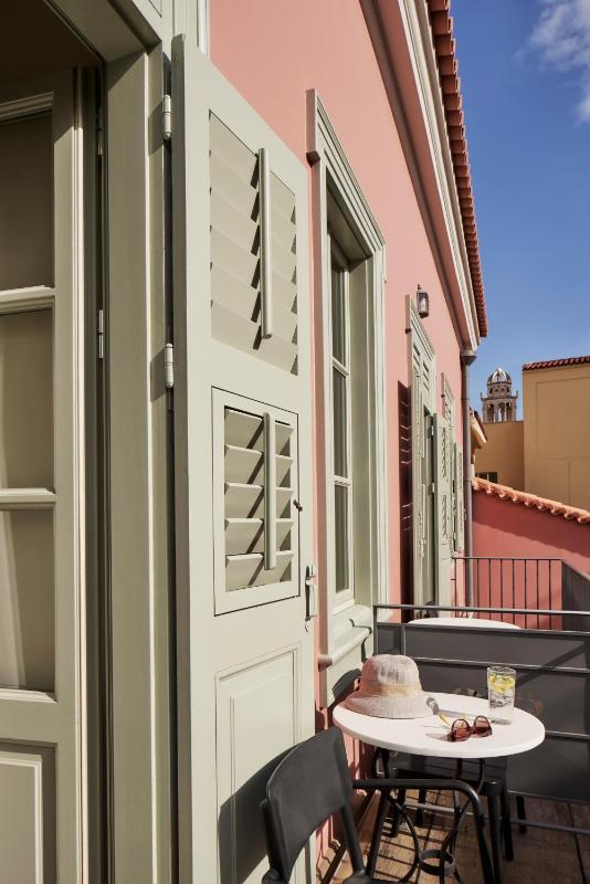  Suite with Fireplace and Partial Sea View - Split Level image 3