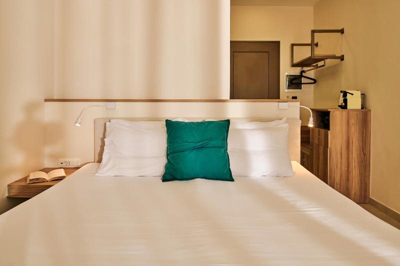 Superior Double or Twin Room with Panoramic Sea View image 4
