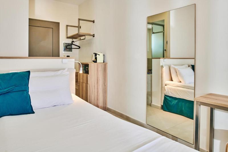 Superior Double or Twin Room with Panoramic Sea View image 3