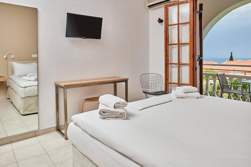 Standard Double or Twin Room with Sea View image 4