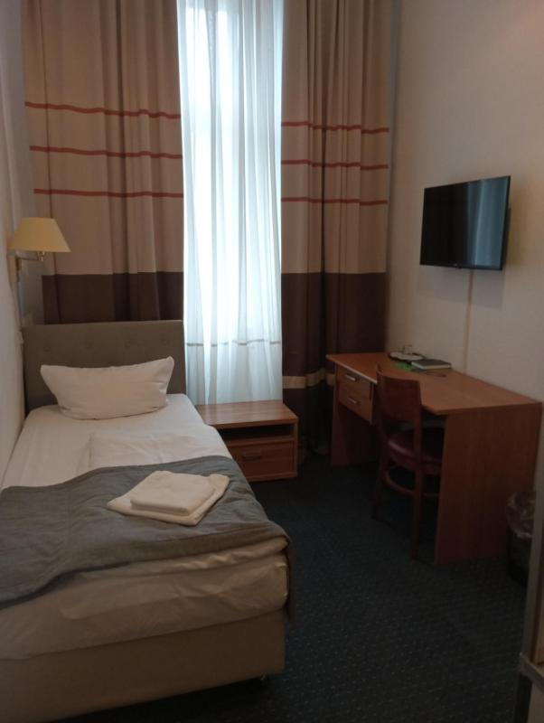 Single Room with Private Shower and Shared Toilet image 3