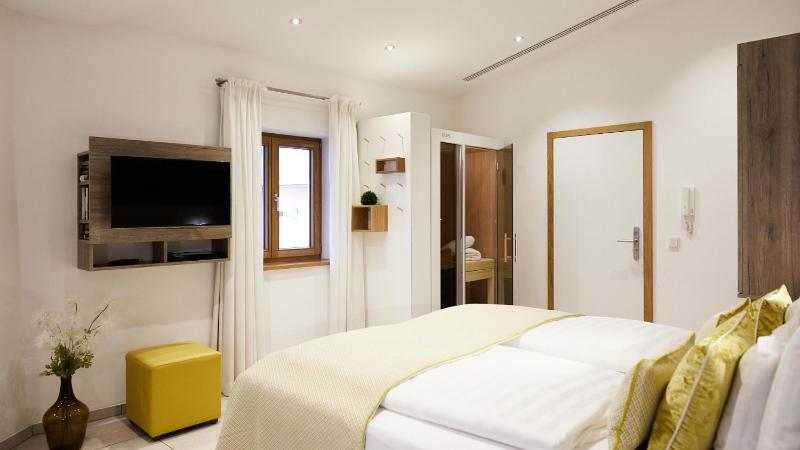 Duplex Suite with Sauna and Hot Tub image 4