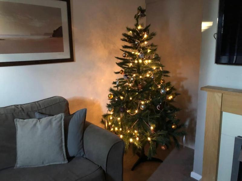 Spacious 5-Bedroom Home with Garden & Parking Near Station - image 29